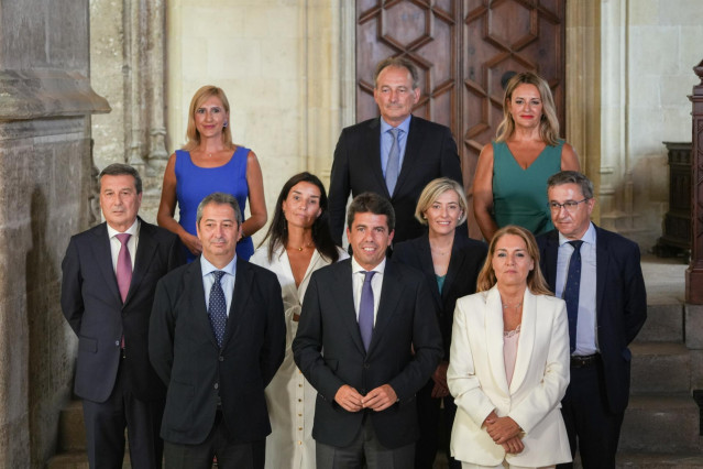 Archivo - Toma de posesión de los nuevos consellers junto al 'president', Carlos Mazón