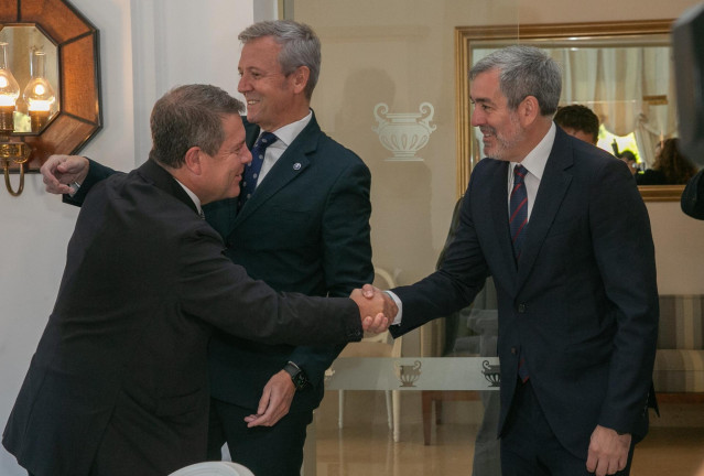 El presidente de C-LM, Emiliano García-Page, junto a sus homólogos de Canarias, Fernando Clavijo, y Galicia, Alfonso Rueda