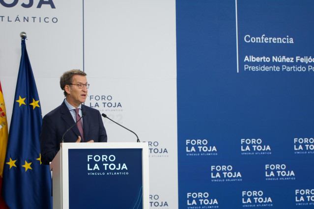 Archivo - El presidente del Partido Popular (PP), Alberto núñez Feijóo, participa en una conferencia durante el foro, a 30 de septiembre de 2022, en la Isla de La Toja, O Grove, Pontevedra, Galicia (España). El Rey inauguró ayer, por cuarto año consecutiv