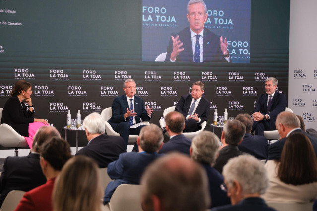 El presidente de la Xunta de Galicia, Alfonso Rueda, el de la Junta de Castilla-La Mancha, Emiliano García-Page, y el de Canarias, Fernando Clavijo, en la mesa de presidentes del Foro La Toja-Vínculo Atlántico.