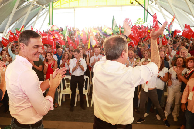 El presidente del Gobierno de España y secretario general del PSOE, Pedro Sánchez, (i) junto a el secretario general del PSOE de Andalucía y Portavoz del Grupo Parlamentario Socialista, Juan Espadas, (d) durante la participación en un acto público en La R