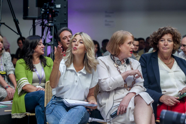 La vicepresidenta segunda y ministra de Trabajo y Economía Social en funciones, y líder de Sumar, Yolanda Díaz (i), saluda durante la Green Social Summit, en Espacio Larra, a 30 de septiembre de 2023, en Madrid (España).