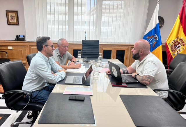 El director general de Relaciones con África, Luis Padilla, y el director general de Coordinación Orgánica del Gobierno de Canarias, Octavio Caraballo, durante la reunión de trabajo con Xabier Legarreta, director de Migraciones y Asilo del País Vasco