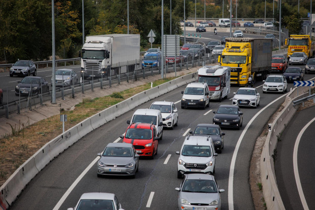 Archivo - Atasco en la autovía A-3 durante la operación salida por el puente de Todos los Santos, a 28 de octubre de 2022, en Madrid (España).