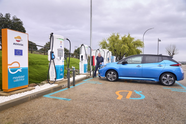 Archivo - El nuevo punto de Repsol de recarga de vehículos eléctricos en Venturada (Madrid)