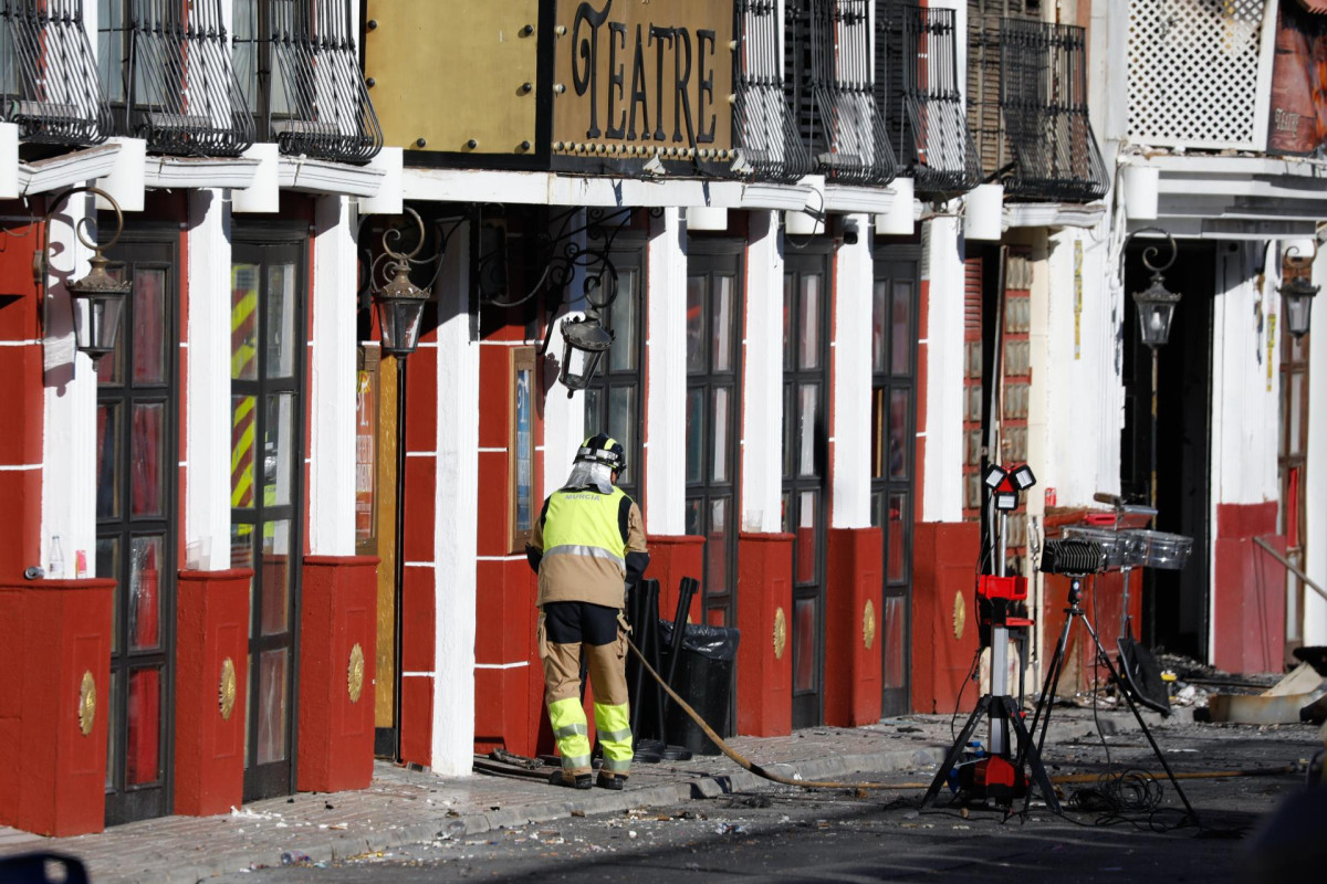 La Federación Nacional de Empresarios de Ocio piden prudencia hasta conocer las causas del incendio en Murcia. En la imagen, bomberos de Murcia trabajan frente al Teatre, en la zona de ocio de Las At