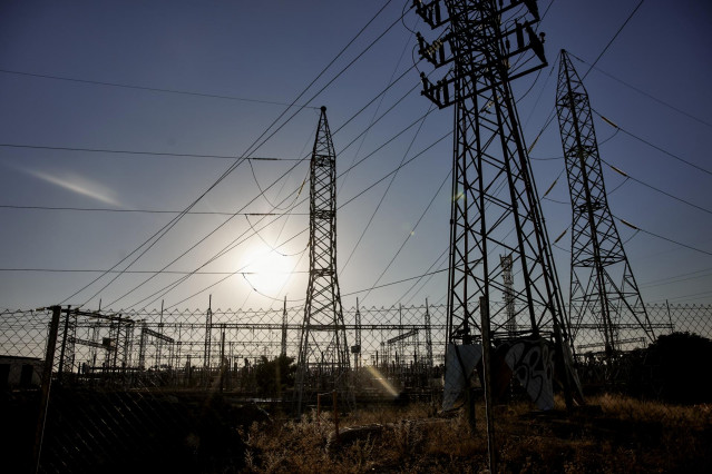 Archivo - Vista de una torre de alta tensión, a 23 de agosto de 2023, en Madrid (España). En esta cuarta ola de calor, la más prolongada en lo que va de verano, el precio de la luz se ha disparado. La cotización de la electricidad en el mercado mayorista