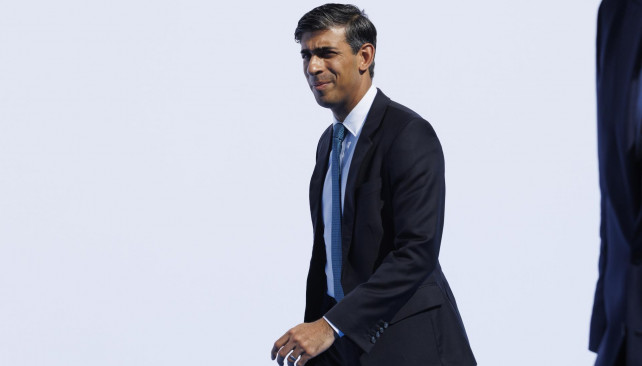 El primer ministro del Reino Unido, Rishi Sunak, a su llegada al Palacio de Congresos de Granada para participar en la cumbre de la Comunidad Política Europea (CPE)