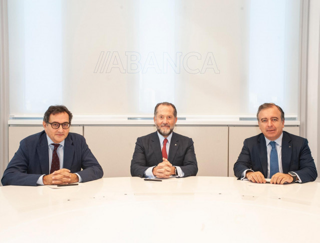 De izq a dcha: El consejero delegado adjunto de BFCM, Alexandre Saada, y el presidente y el consejero delegadode Abanca, Juan Carlos Escotet y Francisco Botas, respectivamente, a 6 de octubre de 2023, en Madrid.