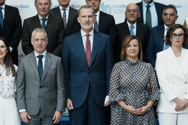 Felipe VI entre el Lehendakari, Iñigo Urkullu, y la presidenta de Confebask, Tamara Yagüe, en el 40 aniversario de la patronal vasca