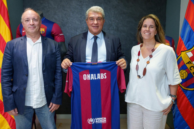 El director cient&iacute;fico de Onalabs, Xavier Mu&ntilde;oz; el presidente del FC Barcelona, Joan Laporta, y la ceo de Onalabs, Elisabet del Valle.