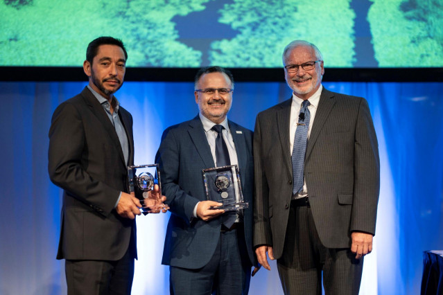 El ceo de Abertis Mobility Services, Christian Barrientos, recogiendo el premio Toll Excellence Award 2023 en Seattle.