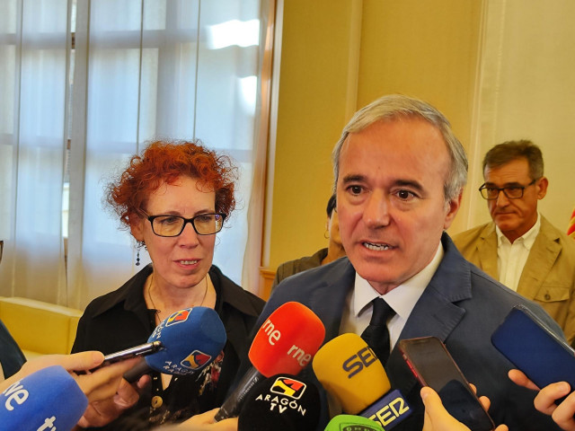 La presidenta de la asociaci&oacute;n Sefarad Arag&oacute;n, Timna Freire Segal, junto al presidente del Gobierno de Arag&oacute;n, Jorge Azc&oacute;n.