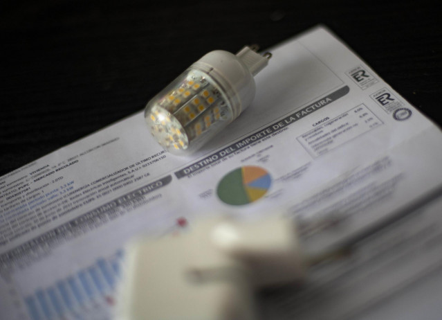 Archivo - Una factura del consumo de luz, a 10 de septiembre de 2021, en Madrid (España). El precio medio diario de la electricidad en el mercado mayorista batirá un nuevo récord este viernes al alcanzar los 152,32 euros por megavatio hora (MWh), su mayor