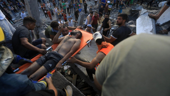 EuropaPress 5511695 gaza oct 17 2023    people conduct rescue work on the rubble of destroyed