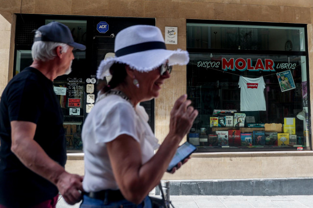 Archivo - Escaparate de una tienda en Madrid