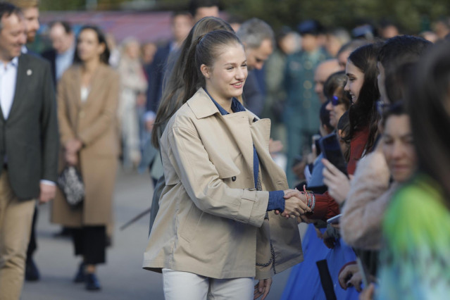 La princesa Leonor saluda a su llegada a la entrega del Premio al Pueblo Ejemplar de Asturias 2023, a 21 de octubre de 2023, en Arroes, Villaviciosa, Asturias (España). Las parroquias de Arroes, Pion y Candanal, situadas en el concejo de Villaviciosa, rec