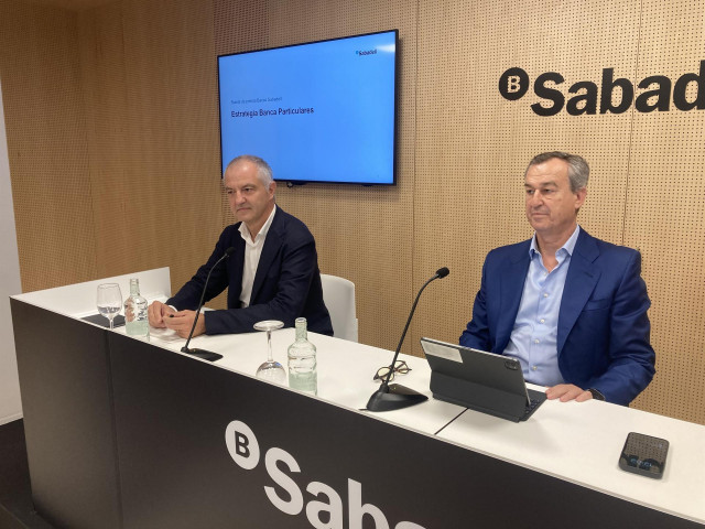 (I-D) El director general adjunto de Clientes y Cuentas de Banco Sabadell, Manuel Tresánchez, y el Consejero Delegado, César González-Bueno.