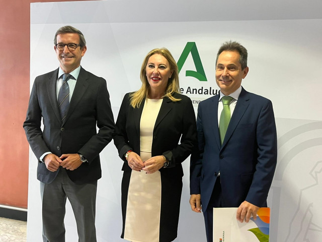 La consejera de Economía, Hacienda y Fondos Europeos, Carolina España; el consejero de Industria Energía y Minas, Jorge Paradela; y el delegado de Iberdrola en Andalucía, Antonio Fernández