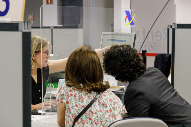 Archivo - Varias personas son atendidas en la Agencia Tributaria para presentar la declaración de la renta