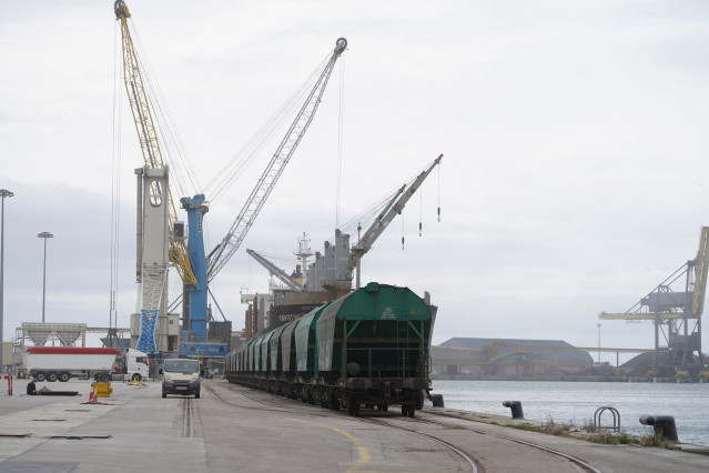 Archivo - Tren de mercancías en el Port de Tarragona.