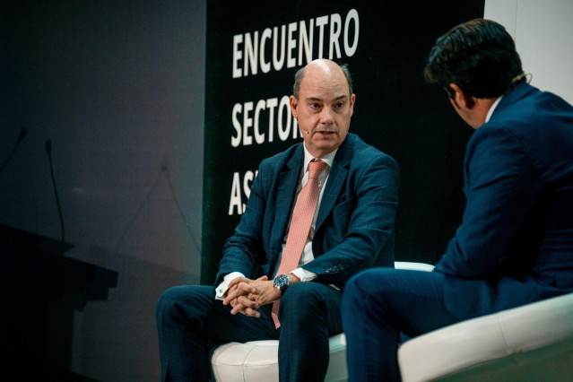 El vicepresidente de MAPFRE y CEO de Iberia, José Manuel Inchausti (i) y el socio responsable del sector de seguros de Deloitte, Teodoro Gómez (d), participan en una mesa redonda durante el XXX Encuentro del Sector Asegurador , en el Auditorio Rafael del