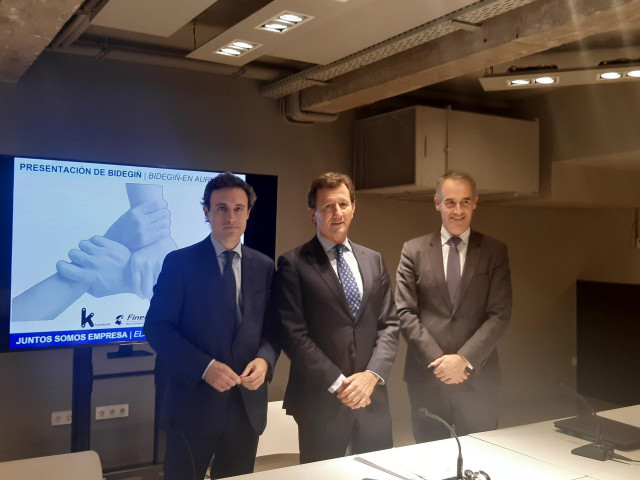 Enrique Sáez, Zenón Vázquez y Jabier Larrañaga presentan el FILPE Bidegiñ en Bilbao.