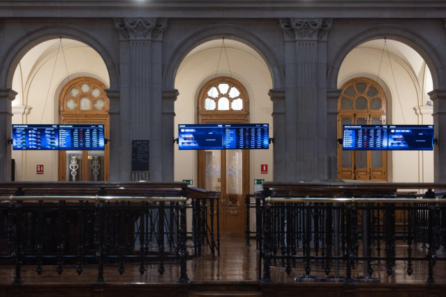 Varios paneles del Ibex 35, en el Palacio de la Bolsa, en Madrid (España).