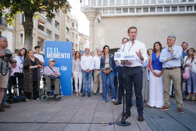 Archivo - El líder nacional del Partido Popular y candidato a la presidencia del Gobierno, Alberto Núñez Feijóo, en acto de campaña electoral, junto al que será proximo presidente del PP vasco, Javier de Andrés