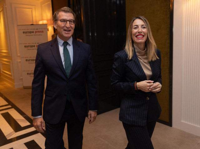 El presidente del Partido Popular, Alberto Núñez Feijóo y la presidenta de la Junta de Extremadura, María Guardiola, a su llegada a un desayuno informativo de Europa Press, en el Hotel Rosewood Vila Magna, a 2 de noviembre de 2023, en Madrid (España).