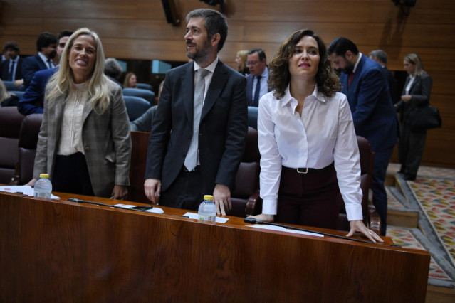 (I-D) La consejera de Economía, Hacienda y Empleo, Rocío Albert, el consejero de Presidencia, Justicia y Administración Local, Miguel Ángel García, y la presidenta de la Comunidad de Madrid, Isabel Díaz Ayuso, durante un pleno en la Asamblea de Madrid