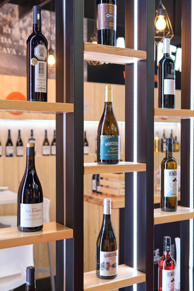 Archivo - Varias botellas de vino en una estantería de la Feria Nacional del Vino (FENAVIN),