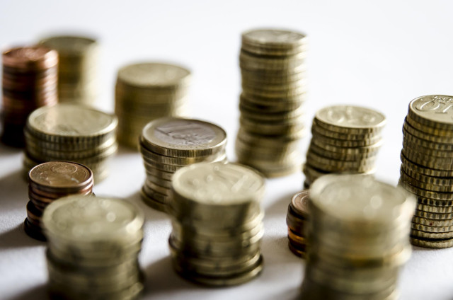 Archivo - Monedas y billetes de euro.