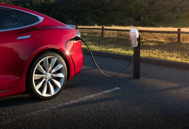 Archivo - Coche de Tesla cargando