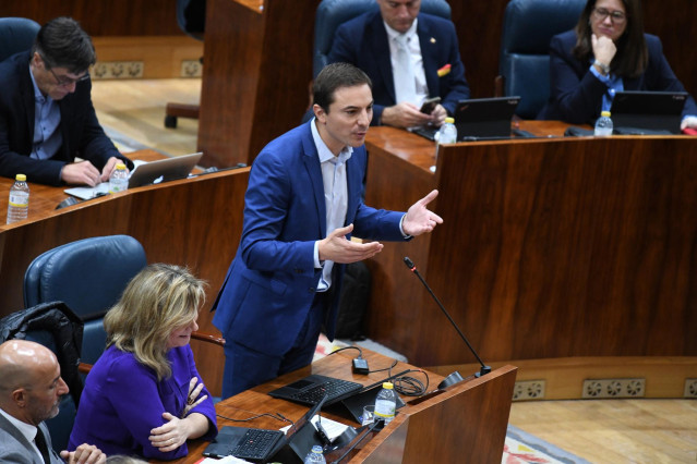El secretario general del PSOE-Madrid, Juan Lobato, interviene durante un pleno en la Asamblea de Madrid, a 2 de noviembre de 2023