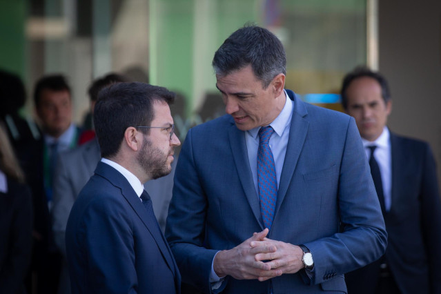 Archivo - El presidente de la Generalitat, Pere Aragonès (i) y el presidente del Gobierno, Pedro Sánchez (d), mantienen una conversación en la clausura de la XXXVII Reunió Cercle d’Economia, a 6 de mayo de 2022, en Barcelona, Catalunya (España).