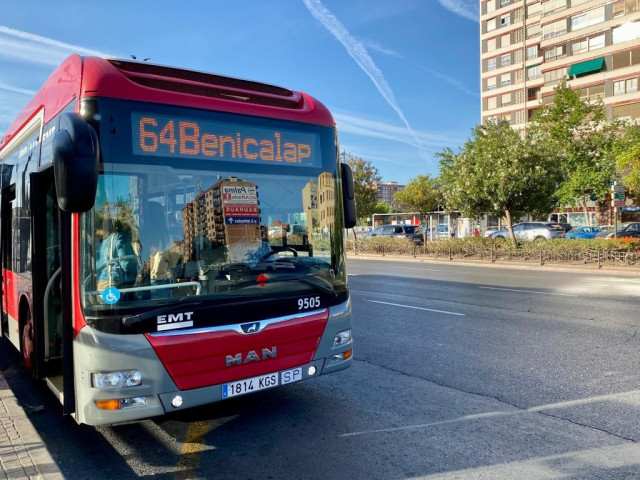Archivo - Autobús de la Línea 64 de Valencia