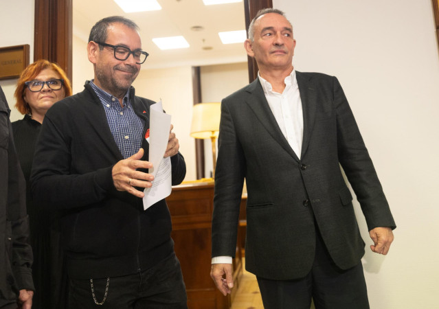 El coordinador de Izquierda Unida en Castilla-La Mancha, Juan Ramón Crespo (c), y el portavoz de Izquierda Unida en el Congreso y diputado por Sumar, Enrique Santiago (d), posan con una iniciativa parlamentaria presentada en el Congreso de los Diputados,