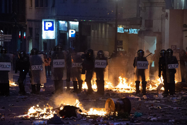 Archivo - Agentes de la Policía Nacional rodeados de hogueras durante los disturbios en la Plaza de Urquinaona, en Barcelona a 18 de octubre de 2019.