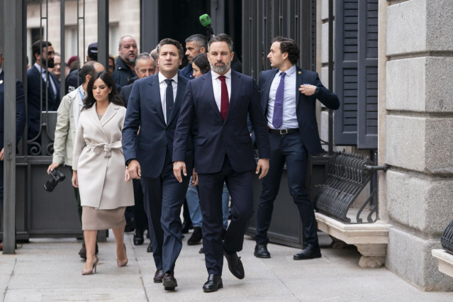 El líder de VOX, Santiago Abascal, a su llegada al acto de jura de la Constitución ante las Cortes Generales, en el Congreso de los Diputados, a 31 de octubre de 2023, en Madrid (España). La Princesa Leonor jura hoy la Constitución ante las Cortes General