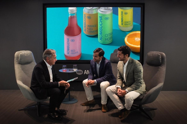 Antonio Muñoz Beraza, CEO de AMC Global, con Raúl de Frutos y Fernando Martín, co CEOs de Víver Kombucha.