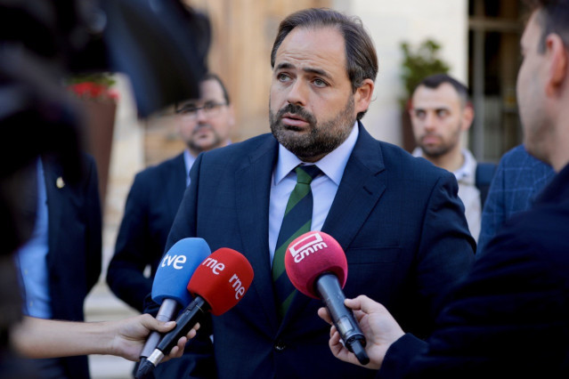 Archivo - El presidente del PP en C-LM, Paco Núñez, atiende a los medios en Cuenca.