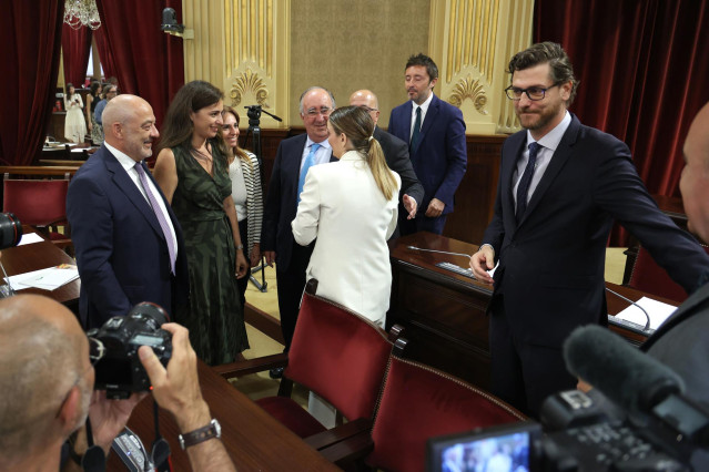 Archivo - La presidenta del Govern, Marga Prohens, con diputados de Vox.