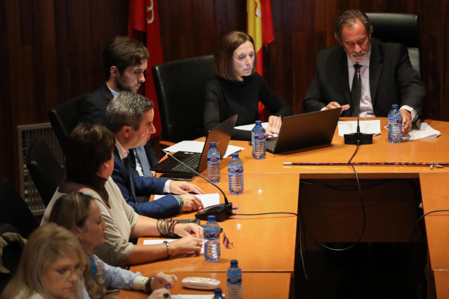 El candidato a la Alcaldía, Víctor José Gutiérrez (c), interviene durante el Pleno extraordinario de la Moción de Censura que ha presentado el PP de Torrelaguna al alcalde del municipio, en el Ayuntamiento, a 2 de noviembre de 2023, en Torrelaguna, Madrid