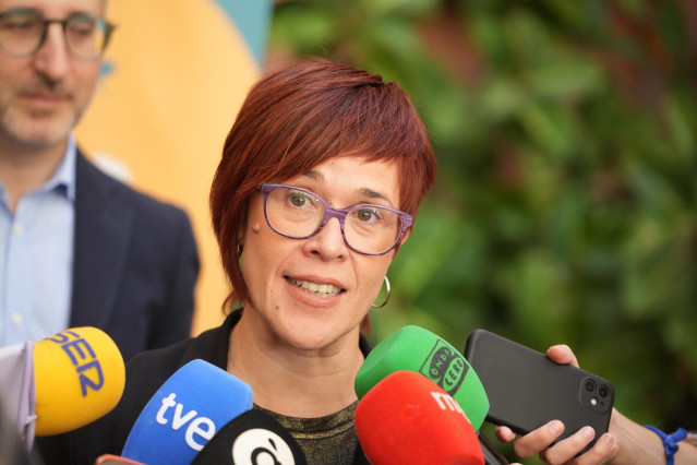 La portavoz de Compromís en el Congreso, Àgueda Micó, atiende a medios tras una reunión de la plataforma plataforma 'Per un Finançament Just', en el Colegio Major Rector Peset, a 2 de noviembre de 2023, en Valencia, Comunitat Valenciana (España).