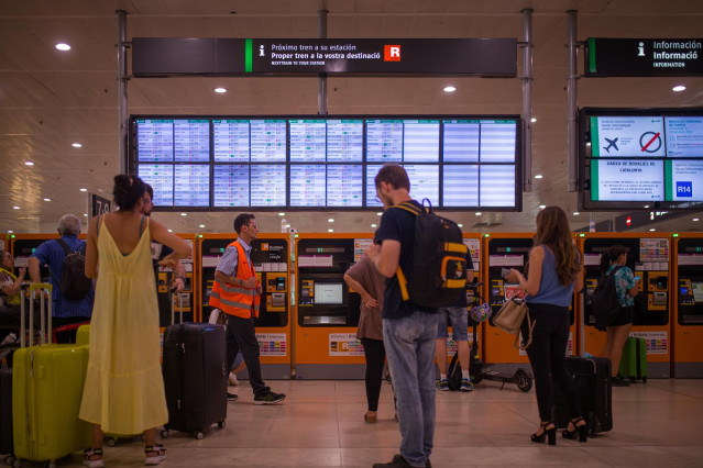 Archivo - Viajeros en la estación de Sants