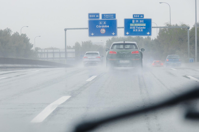 Varios coches circulan bajo la lluvia, a 2 de noviembre de 2023, en Madrid (España).
