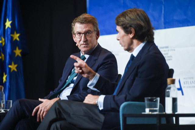 El presidente del Partido Popular, Alberto Núñez Feijóo (i), y el expresidente del Gobierno José María Aznar (d) mantienen un coloquio durante la inauguración del Máster de Acción Política del Instituto de Estudios Atlánticos y la Universidad Francisco de