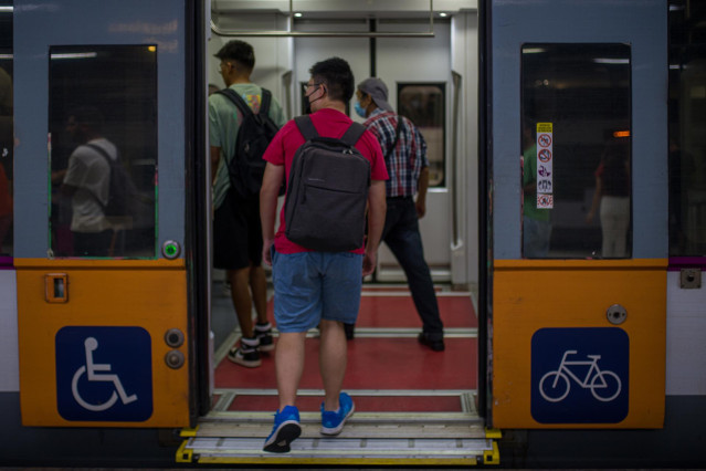 Archivo - Viajeros entran a un tren en uno de los andenes de la estación de Sants, a 9 de septiembre de 2022, en Barcelona