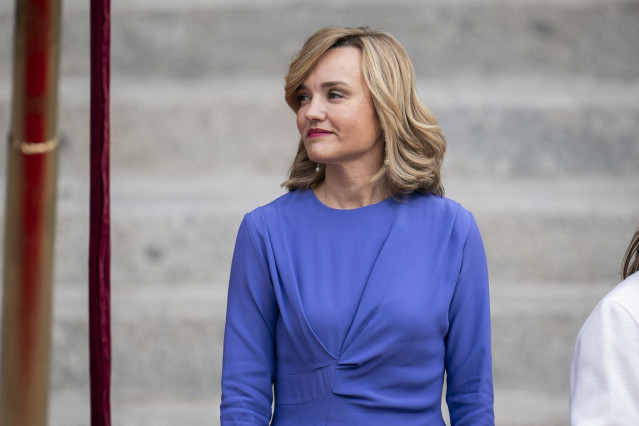 La portavoz del PSOE y ministra de Educación y FP en funciones, Pilar Alegría, a su salida del acto de jura de la Constitución ante las Cortes Generales, en el Congreso de los Diputados, a 31 de octubre de 2023, en Madrid (España).